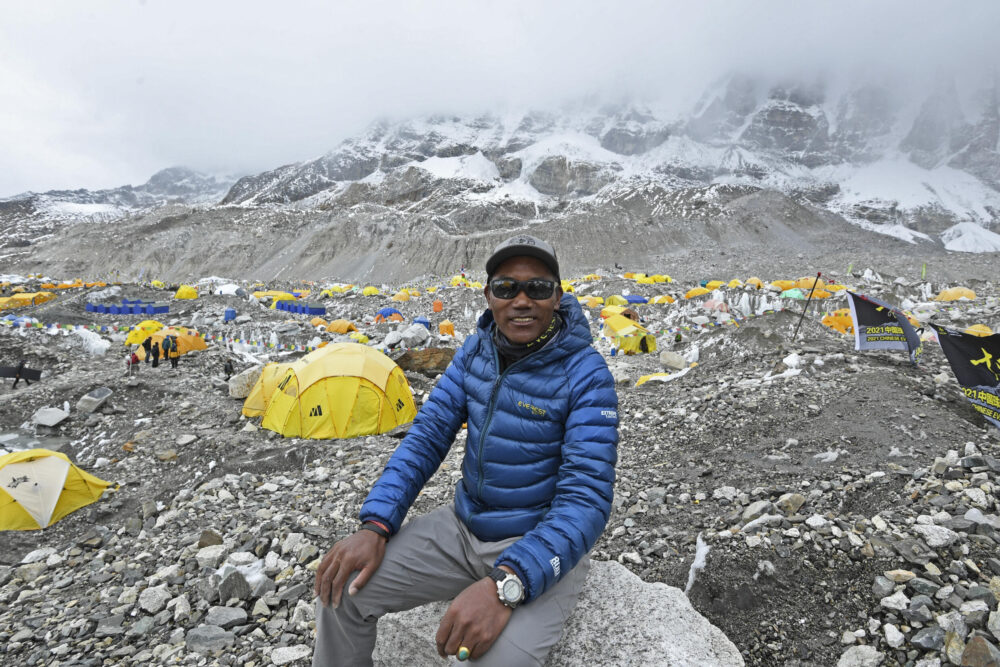 En esta imagen tomada el 2 de mayo de 2021, el alpinista nepalí Kami Rita Sherpa posa para una foto durante una entrevista con AFP en el campo base del Everest, en la región del monte Everest del distrito de Solukhumbu, ya que Sherpa alcanzó el 7 de mayo la cumbre del monte Everest por 25ª vez, batiendo su propio récord de más cumbres de la montaña más alta del mundo. (Foto de Prakash MATHEMA / AFP)