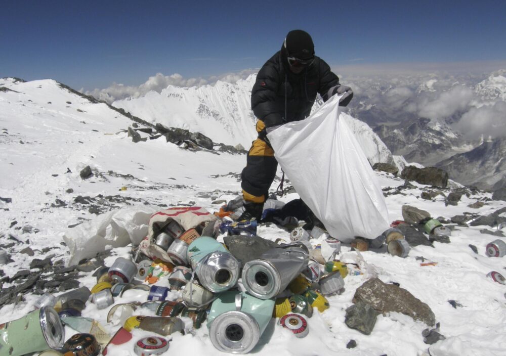 Un sherpa nepalí recogiendo basura en el Everest en 2010 (ilustración).