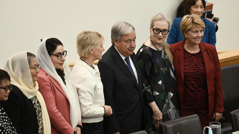 El secretario general de la ONU, Antonio Guterres, junto a la actriz estadounidense Meryl Streep y la exministra sueca de Relaciones Exteriores Margot Wallström durante una reunión en la ONU donde tiene lugar la Asamblea General consagrada a las afganas, en Nueva York, el 23 de septiembre de 2024aux cotés stands alongside UN Secretary-General Antonio Guterres (C) as they attend an event on “The Inclusion of Women in the Future of Afghanistan” on the sidelines of the United Nations General Assembly at UN Headquarters in New York City on September 23, 2024.