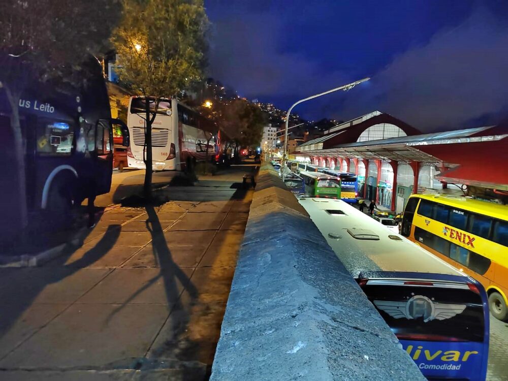 Terminal de La Paz colapsa y buses toman calles adyacentes