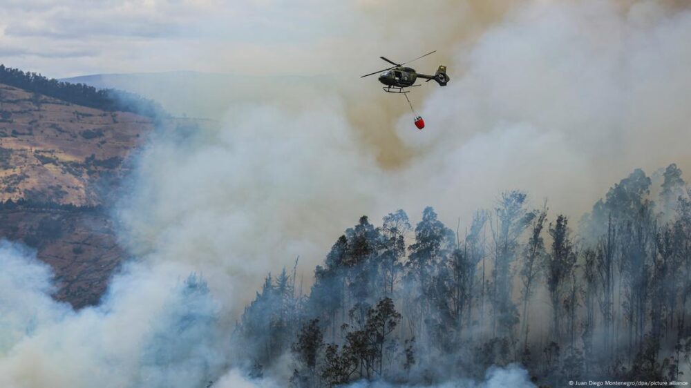 Un helicóptero de bomberos se despliega durante los graves incendios forestales en las afueras de Quito, donde cientos de personas tuvieron que ser evacuadas.