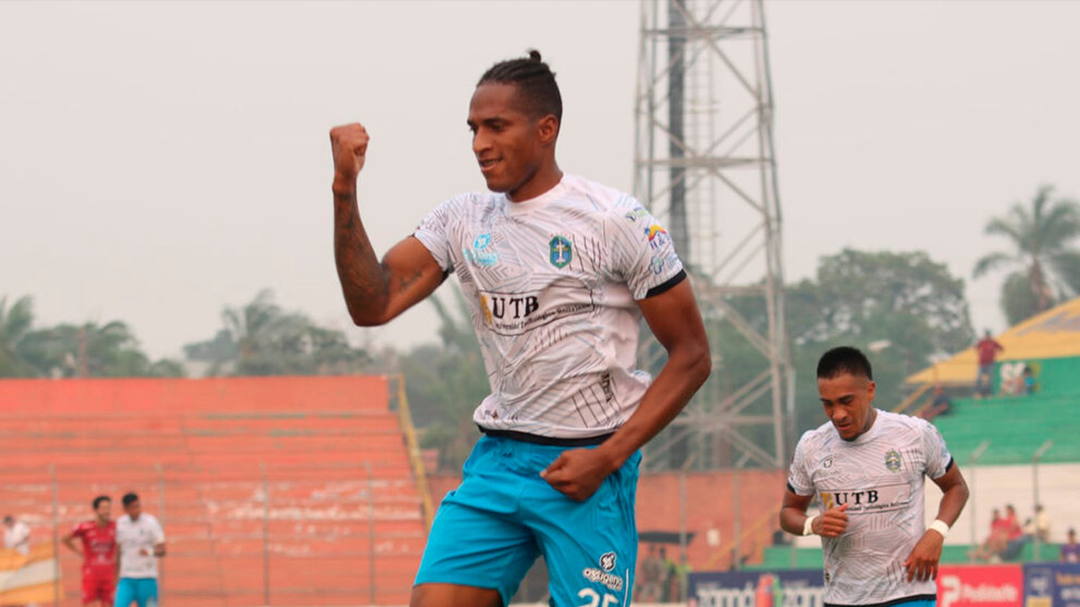 Un jugador del Santo cochabambino celebra el gol. APG