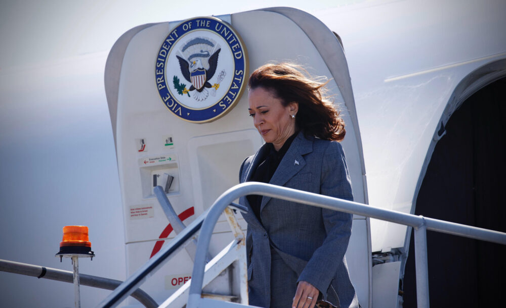 La vicepresidenta Kamala Harris desembarca de su avión Air Force Two en Nueva York, el 22 de septiembre de 2024