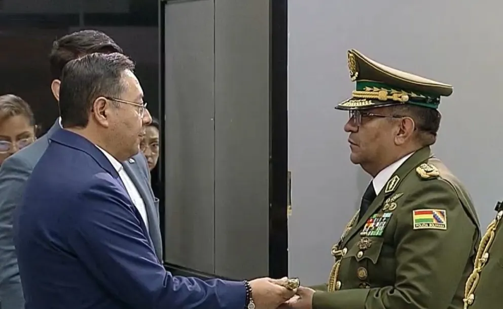 Arce entrega el bastón de mando al general Álvarez. Foto: Captura 