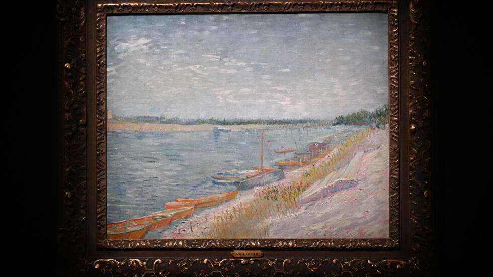 El cuadro 'Las barcas amarradas', pintado por Vincent Van Gogh en 1887, expuesto para su subasta el 26 de septiembre de 2024 en la casa Christie’s de Hong Kong