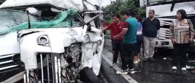 Presumen exceso de velocidad e invasión de carril en el choque entre un camión y un minibús que dejó un fallecido y 9 heridos