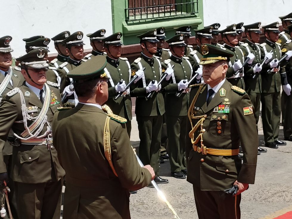 El general primero, Marco Antonio Gutiérrez, recibe el sable de mando. Foto: Carlos Rodríguez/CORREO DEL SUR