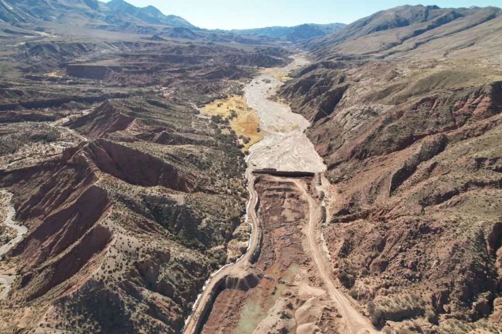 Ordenan desalojar a minera que contaminó al río San Juan del Oro