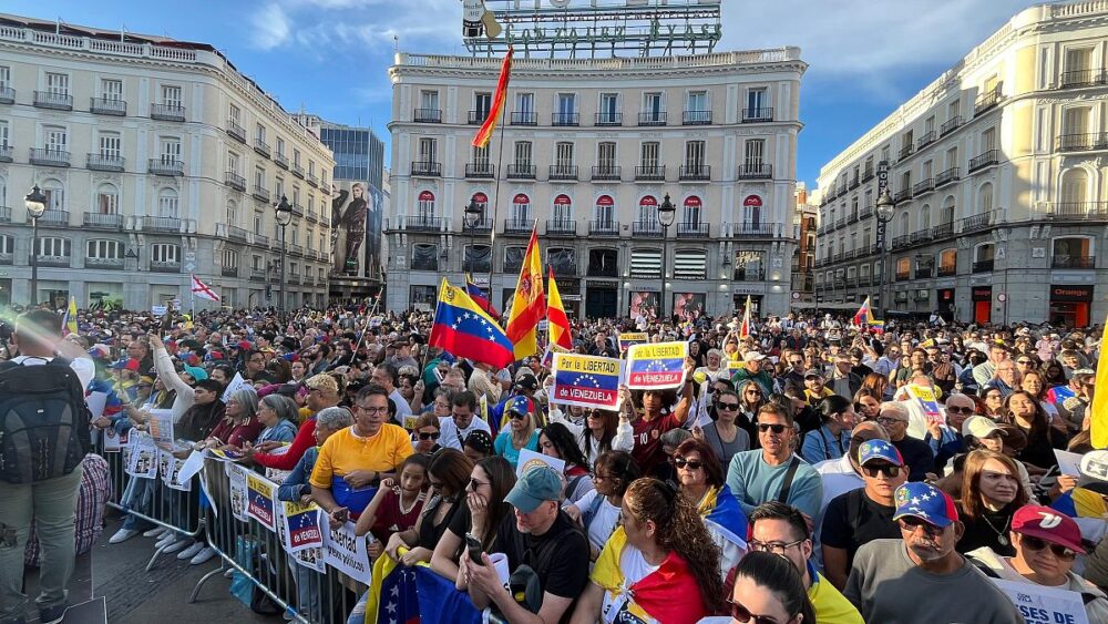 Venezolanos protestan por la democracia en su país en la Puerta del Sol de Madrid.