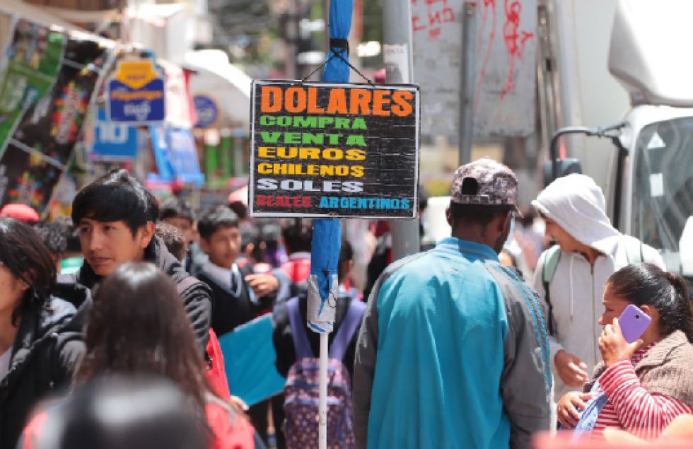 REALIDAD. Un letrero con varias monedas, sin sus precios, en la avenida Hernando Siles.