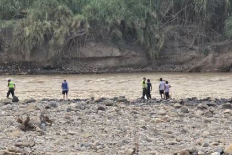 Una madre salvó a su hija que cayó al río, pero luego la mujer desapareció en el caudal de agua, según la Policía