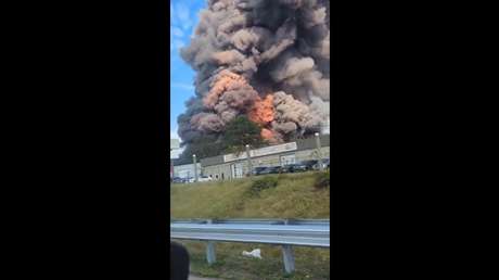 Incendio de una planta química en EE.UU. causa evacuación y cierre de carreteras (VIDEOS)