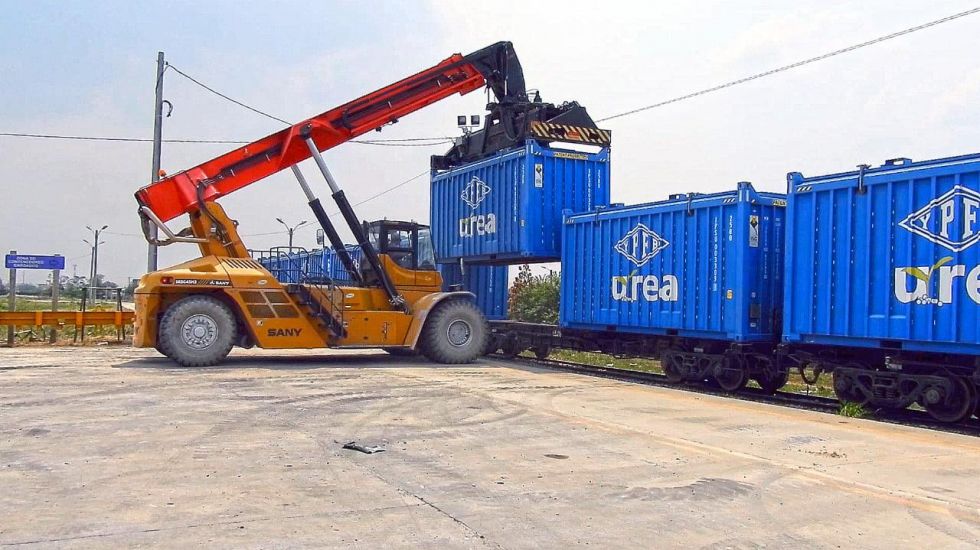 Unos contenedores de urea de YPFB. FOTO: ARCHIVO/ABI