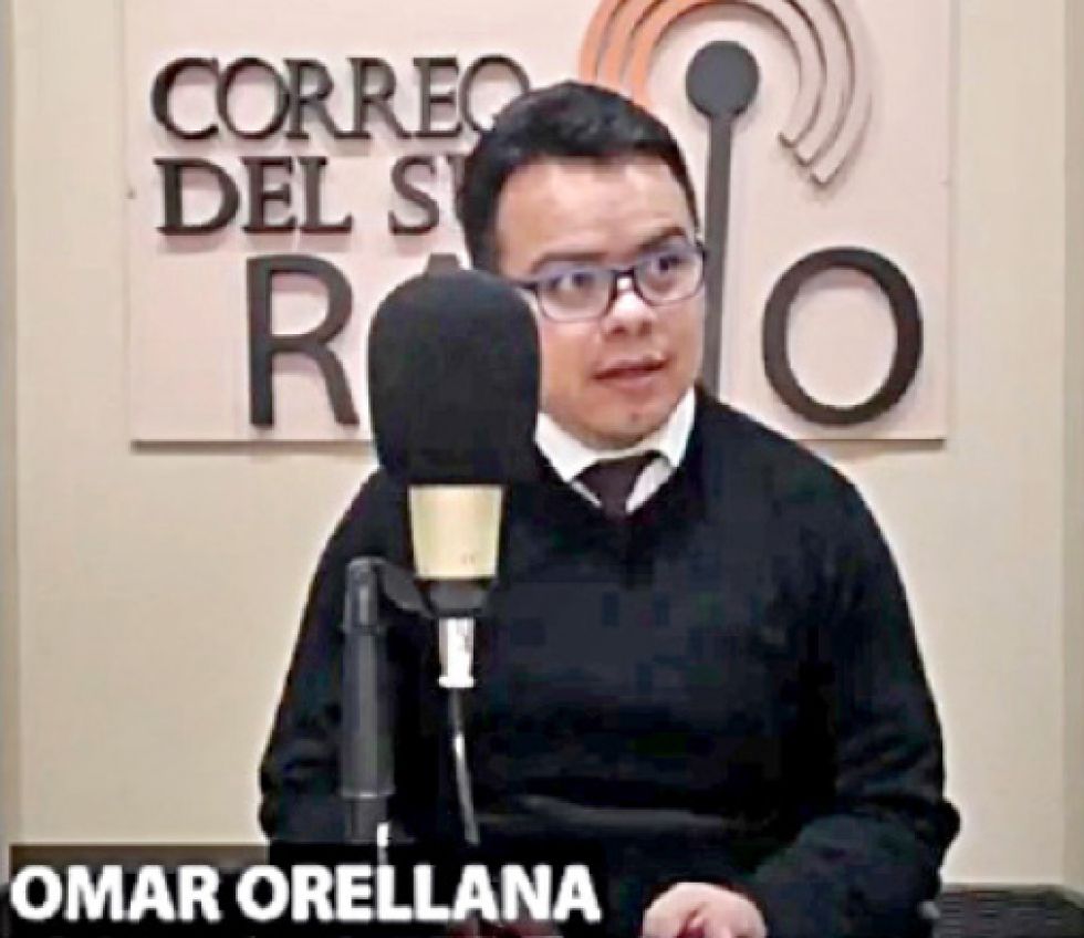 ENTREVISTA. El gerente de la Cainco, Omar Orellana, en la cabina de Correo del Sur Radio.