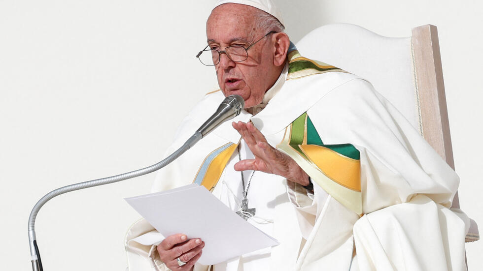 El Papa Francisco durante la homilía de la Santa Misa en el Estadio Rey Balduino de Bruselas, Bélgica, el 29 de septiembre de 2024.