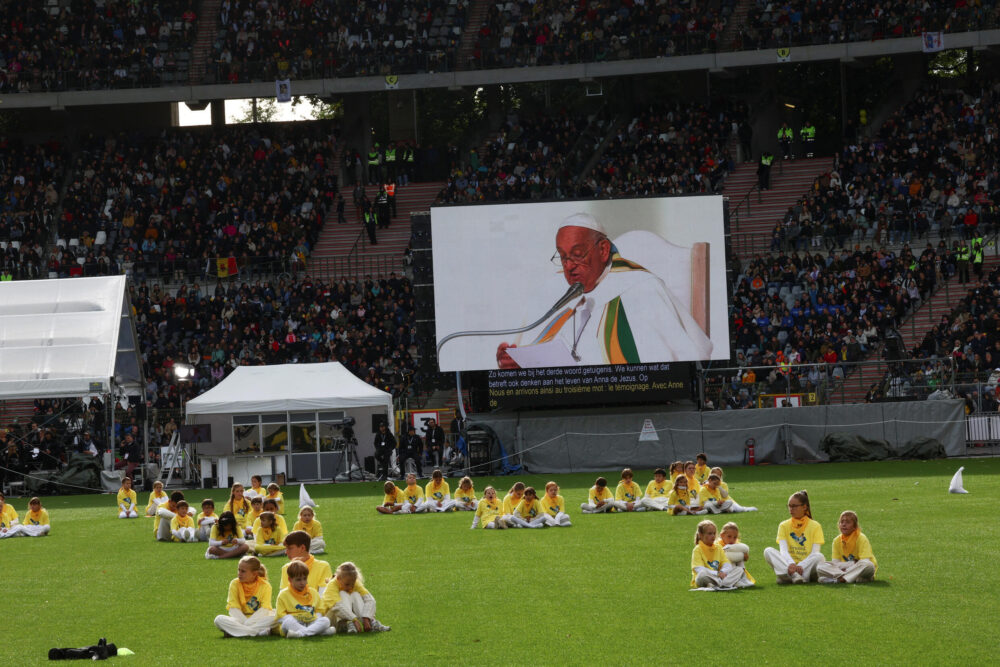 Unas 35 a 40 mil personas asistieron a la misa dominical del Papa Francisco, celebrada en el estadio Rey Balduino, en Bruselas, Bélgica, 29 de septiembre 2024.