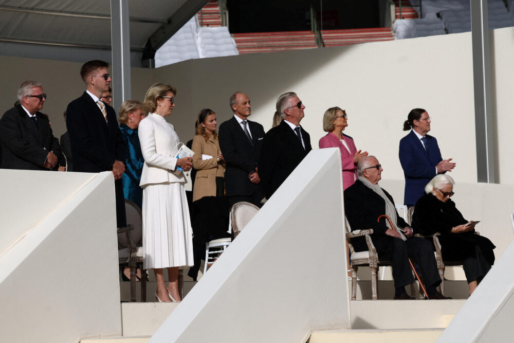 Miembros de la familia real de Bélgica: el príncipe Laurent, la reina Matilde, el rey Felipe, el rey emérito Alberto y la reina Paola durante la Santa Misa celebrada por el papa Francisco en el estadio Rey Balduino de Bruselas, Bélgica, el 29 de septiembre de 2024.