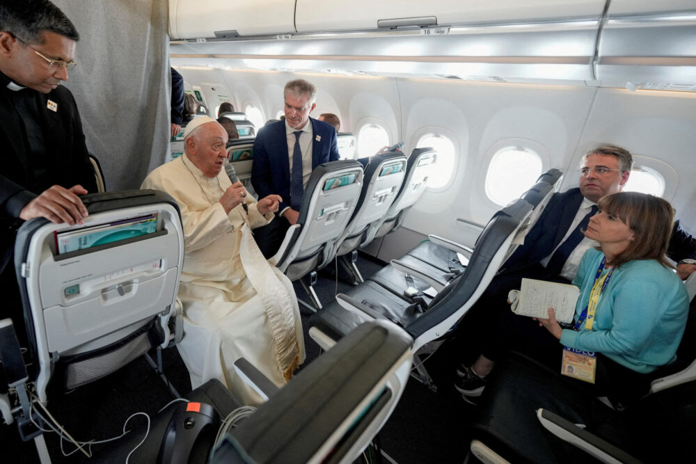 El Papa Francisco habla con los periodistas en el vuelo de regreso a Roma al final de su visita de cuatro días a Bélgica y Luxemburgo, 29 de septiembre de 2024.