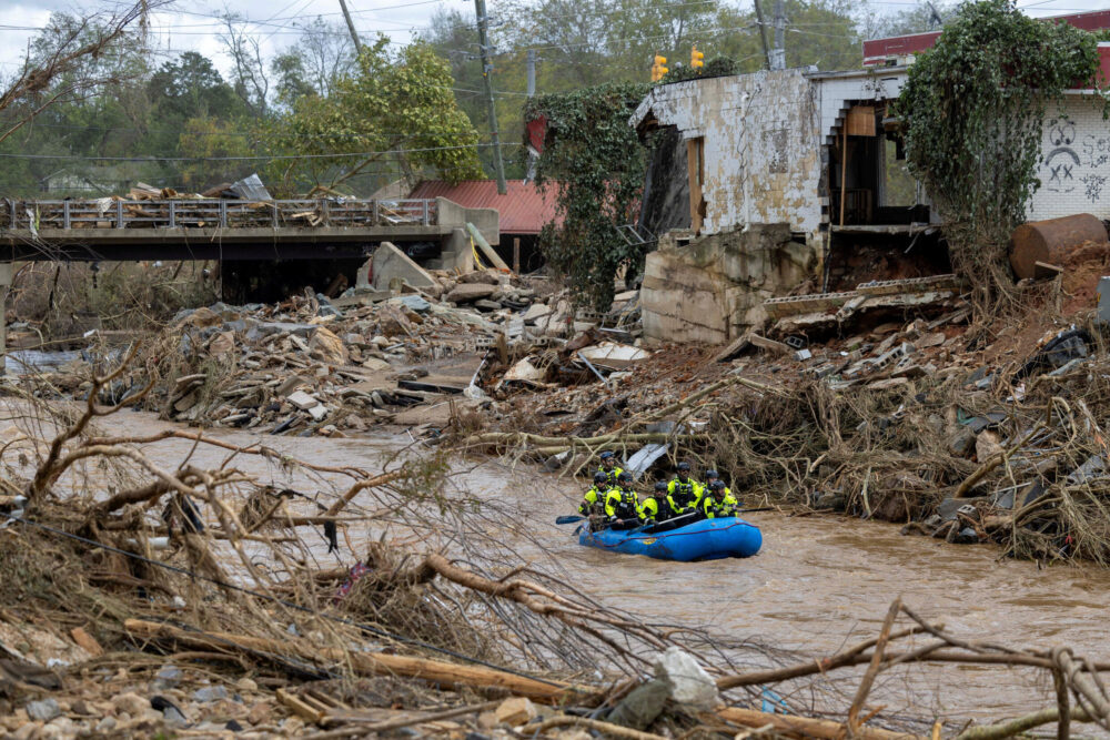 Un equipo de rescate recorre el cauce del río Swannanoa,en Carolina del Norte 