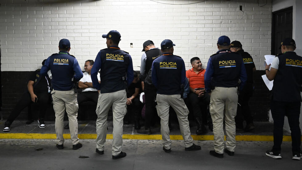 Miembros de la Inspección General de la Policía Nacional Civil de Guatemala vigilan a los agentes detenidos, en Ciudad de Guatemala el 1 de octubre de 2024