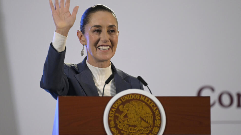 La presidenta de México Claudia Sheinbaum saluda a los asistentes durante su primera rueda de prensa como presidenta en el Palacio nacional de México el 2 de octubre de 2024