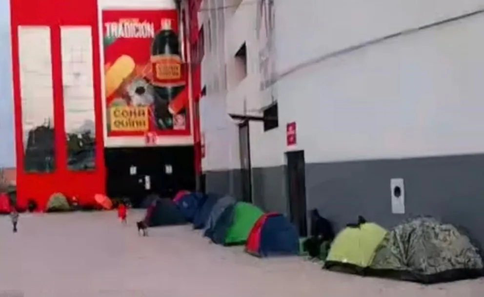 Carpas instaladas en uno de los accesos a la tribuna de preferencia del estadio Municipal de Villa Ingenio. Captura pantalla.