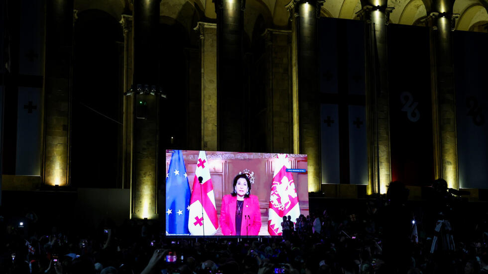 Una pantalla emite un discurso de la presidenta Salomé Zurabishvili frente a la sede del Parlamento de Georgia, el 28 de mayo de 2024 en Tíflis