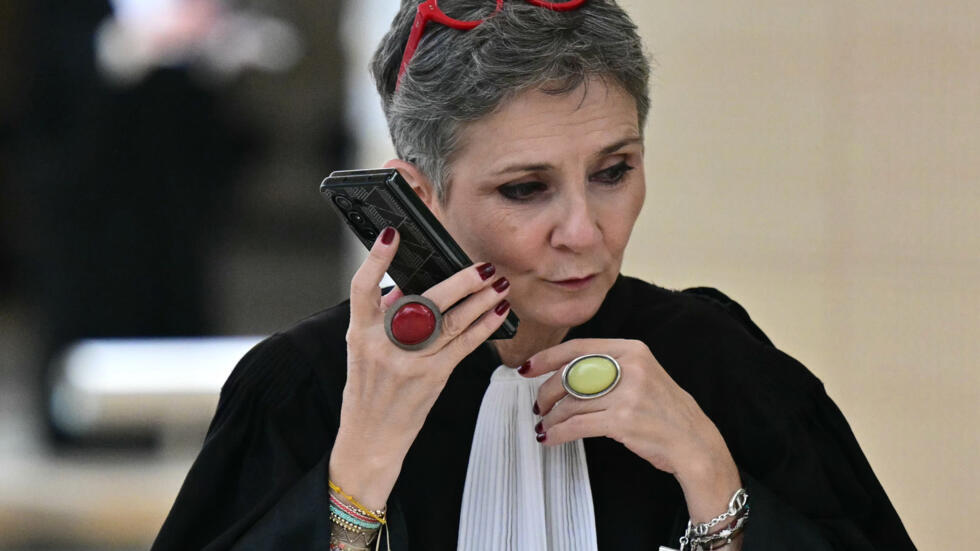 Béatrice Zavarro, abogada de Dominique Pelicot, responde al celular en el tribunal de Aviñón, en el sur de Francia, el 2 de octubre de 2024.