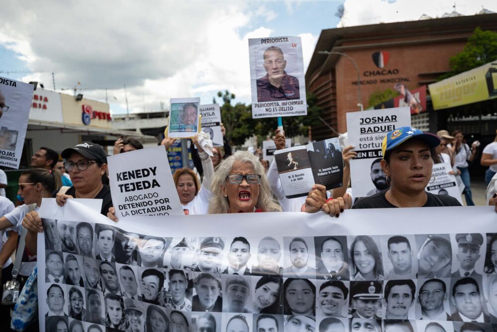 Familiares de presos políticos en Venezuela gritan consignas exigiendo su libertad. EFE/ Ronald Peña R.