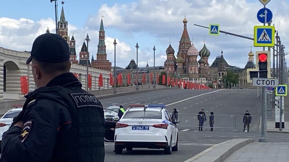 En previsión del desfile del 9 de mayo, la policía acordona el centro de Moscú el 7 de mayo de 2023.