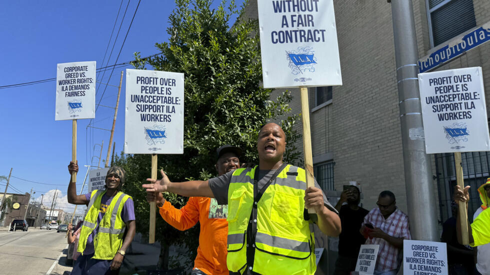 Trabajadores portuarios del puerto de Nueva Orleans en huelga en Estados Unidos el 1 de octubre de 2024.