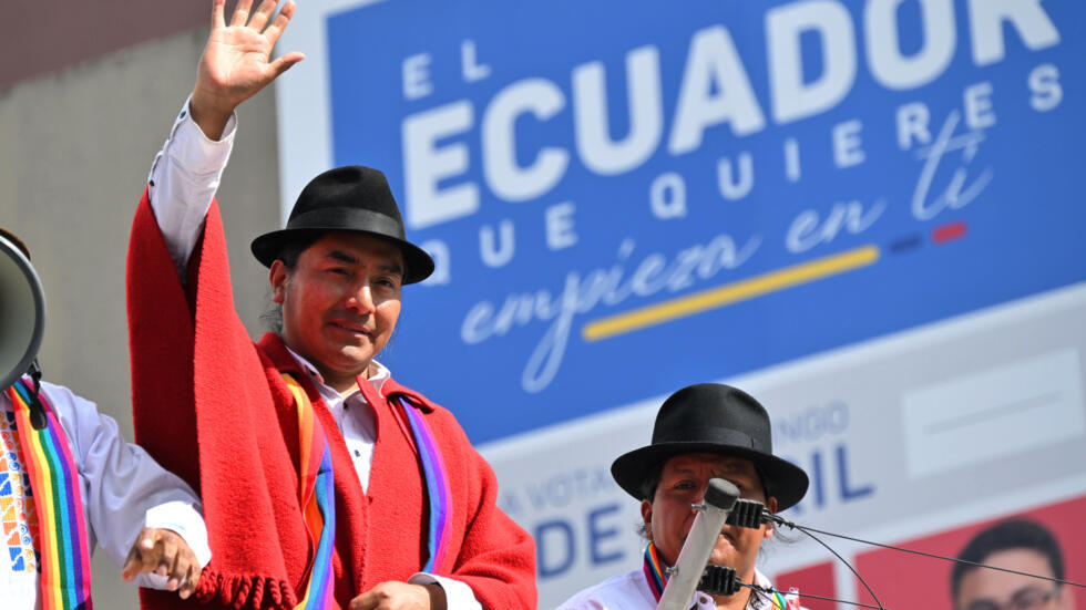 El presidente de la Confederación de Nacionalidades Indígenas del Ecuador (CONAIE), Leónidas Iza, saluda tras registrar su candidatura a las elecciones presidenciales, el 2 de octubre de 2024 en Quito