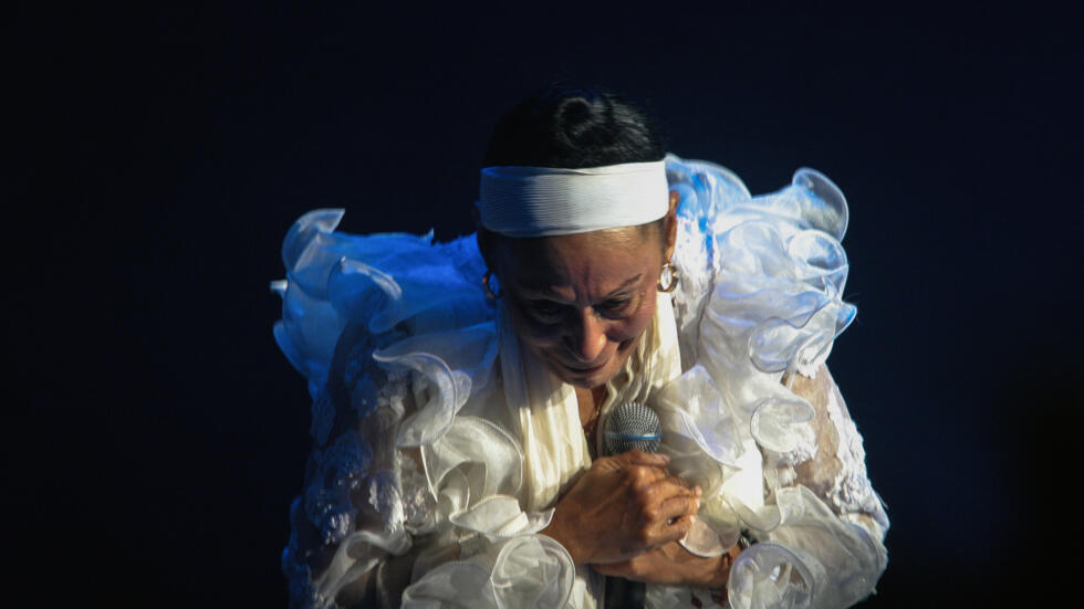 La cantante cubana Omara Portuondo posa durante una sesión fotográfica para AFP en La Habana, el 18 de septiembre de 2019.