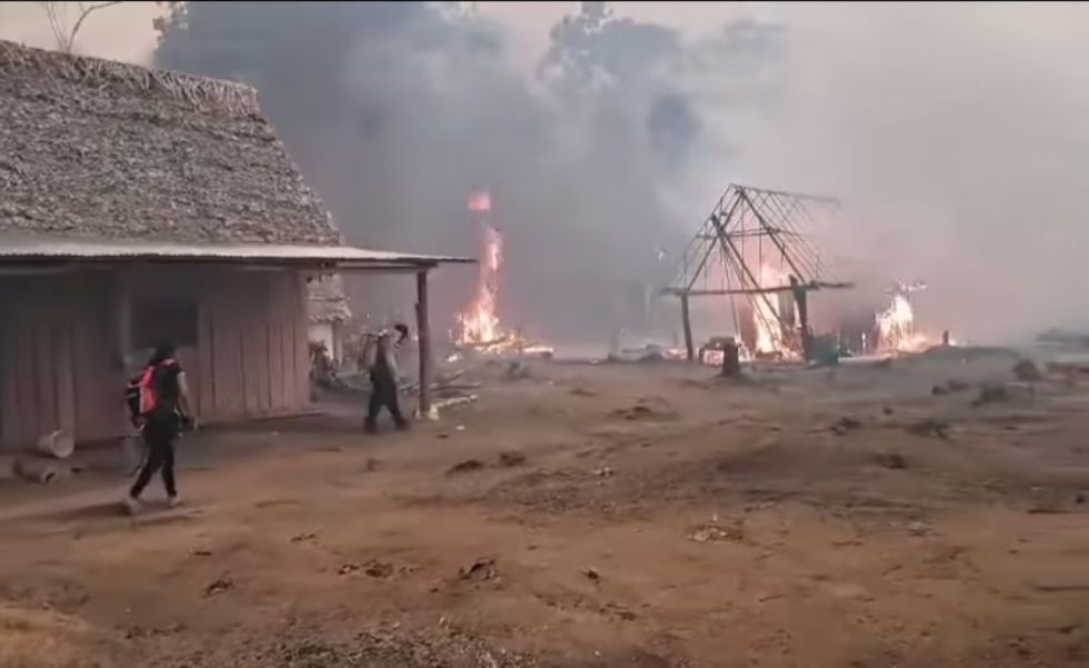 Incendio consume viviendas en una comunidad en Riberalta (Videos)