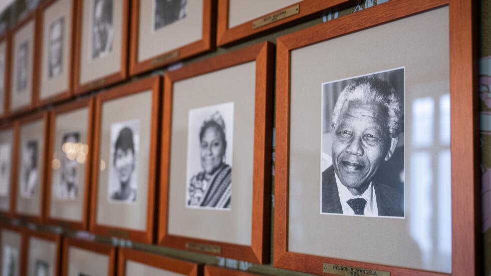 Un retrato del premio Nobel de la Paz sudafricano Nelson Mandela (1918-2013), fotografiado junto al de otros laureados el 25 de septiembre de 2024 en una sala del Intituto Nobel Noruego, en Oslo