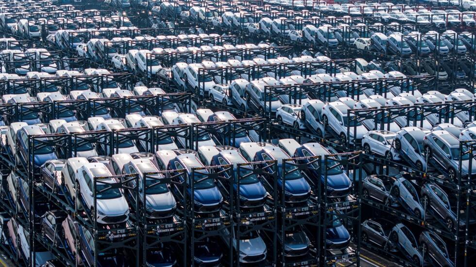 Vehículos eléctricos de la marca BYD permanecen almacenados en la terminal internacional de carga del puerto de Taicang a la espera de ser embarcados, el 8 de febrero de 2024 en Suzhou, al este de China