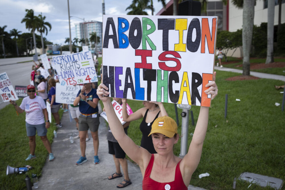 Manifestantes a favor del derecho al aborto en West Palm Beach, Florida, el 24 de junio de 2024