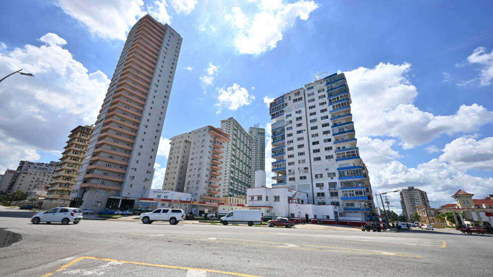 Vista de edificios residenciales en el barrio habanero de El Vedado, donde algunos apartamentos permanecen cerrados debido a que sus propietarios están ausentes, el 1 de octubre de 2024.