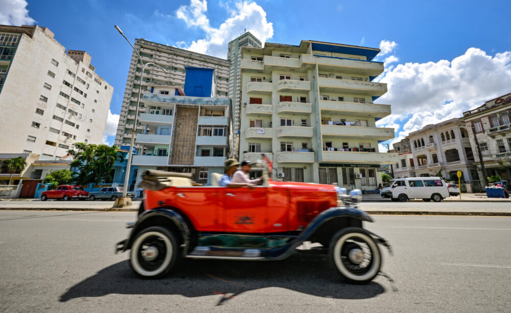 Un edificio de departamentos en el barrio El Vedado de La Habana el 1 de octubre de 2024.