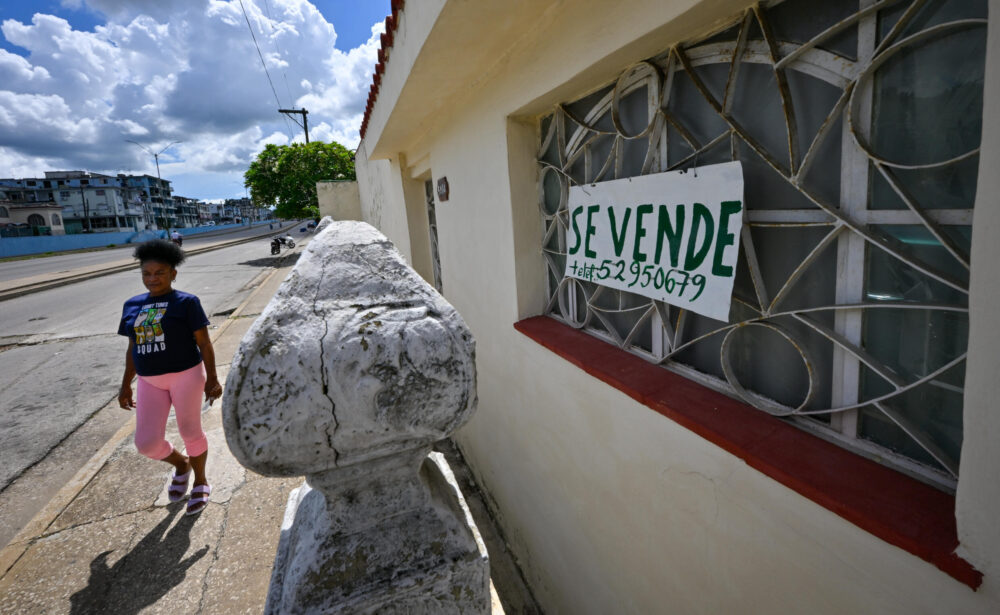 Una mujer camina frente a una casa en venta en La Habana el 1 de octubre de 2024.