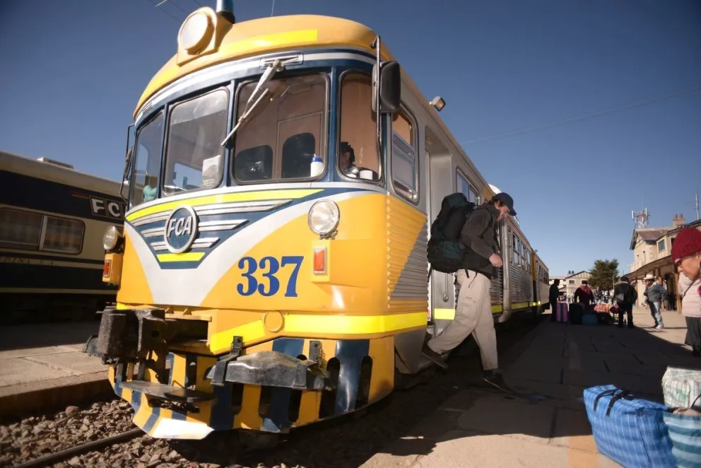 Un pasajero desciende del ferrobús de Ferroviaria Andina. Foto: Ferroviaria Andina