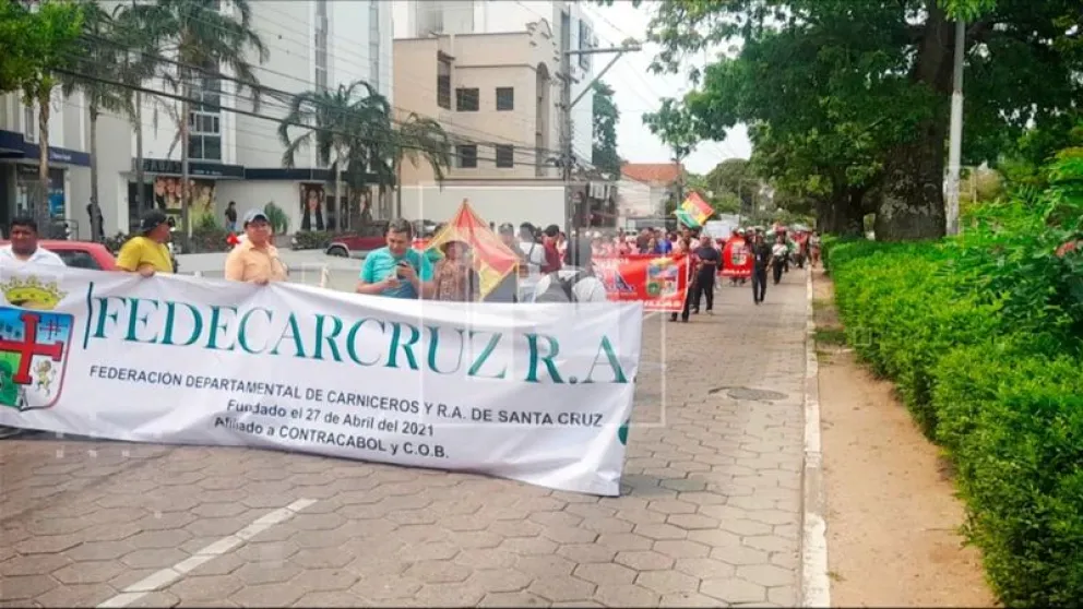 Comercializadores de carne de res marchan en la capital cruceña en protesta por el incremento del precio del kilo-gancho. Foto: Red Uno