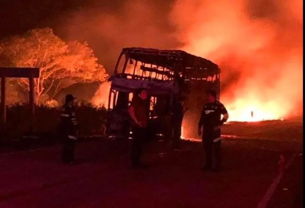 El bus incendiado que ocasionó otro incendio forestal, esta vez en Roboré. Foto: Stiven Noti Roboré