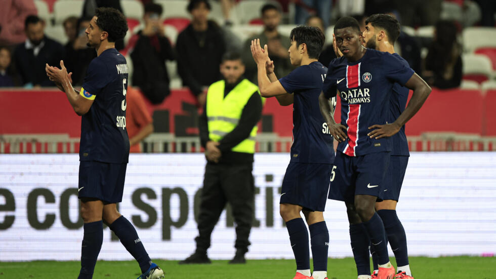 Jugadores del París Saint-Germain saludan al público tras el empate 1-1 contra el Niza de la 7ª jornada de Ligue 1, el 6 de octubre de 2024 en Niza