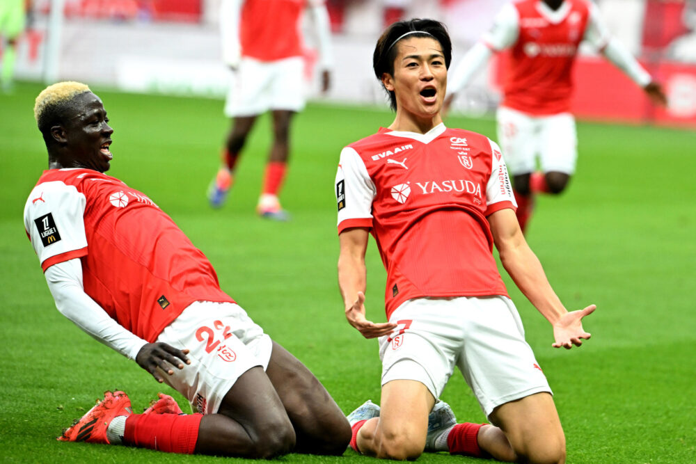 El atacante japonés del Reims Keito Nakamura (derecha) celebra un gol con el marfileño Oumar Diakite en el partido contra el Montpellier de la 7ª jornada de Ligue 1, el 6 de octubre de 2024 en Reims