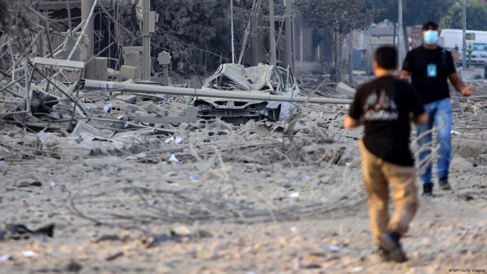 Foto de personas que caminan tras bombardeos en Beirut