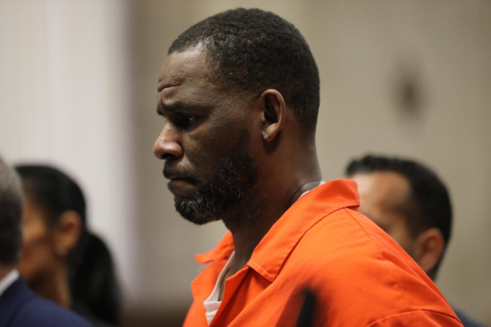 El rapero R. Kelly, durante una audiencia en el Tribunal Penal Leighton de Chicago, Illinois en 2019, fue condenado a 30 años de cárcel por delitos sexuales contra menores, tráfico sexual y asociación ilícita