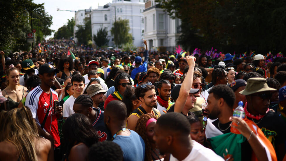 Una multitud celebra el Carnaval en Notting Hill, en Londres, el 26 de agosto de 2024