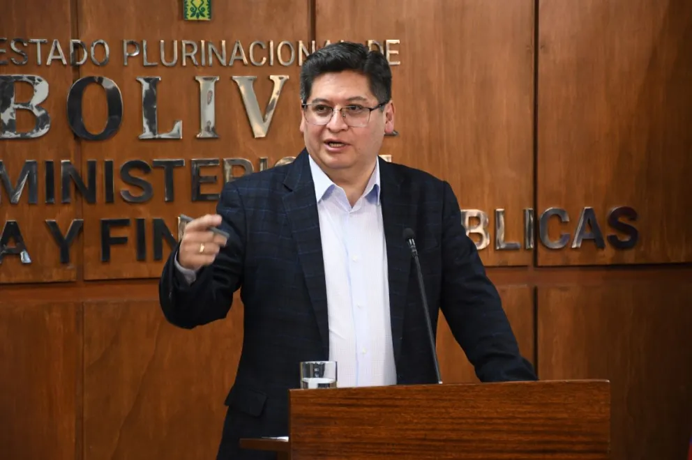 El ministro de Economía, Marcelo Montenegro, en conferencia de prensa el lunes explica las causas que generan alza de precios. Foto: Ministerio de Economía 