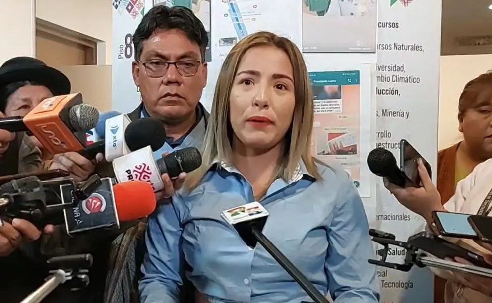 Héctor Arce con la mujer que denunció al presidente, este martes. Foto: Captura de video